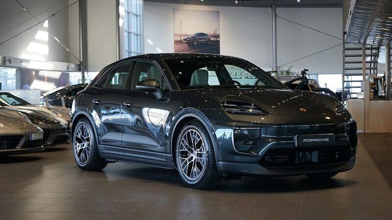 Grå Ny 2024 Porsche Macan SUV | 959 000 kr (Superpris) - Bild 1/4