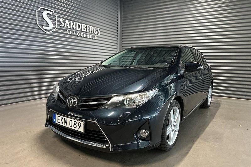 Mörkblå Begagnad 2014 Toyota Auris Edition Halvkombi | 138 500 kr (Marknadspris) - Bild 1/4
