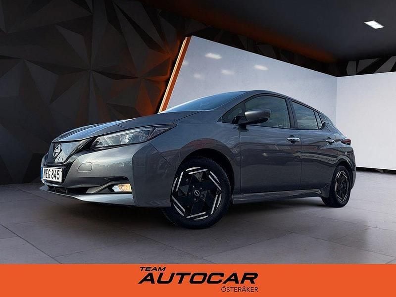 Grå Begagnad 2022 Nissan Leaf Acenta Halvkombi | 178 900 kr (Marknadspris) - Bild 1/4