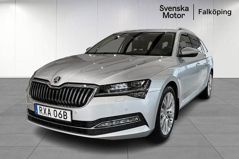 Silver Begagnad 2022 Skoda Superb Kombi | 309 900 kr (Marknadspris) - Bild 1/4