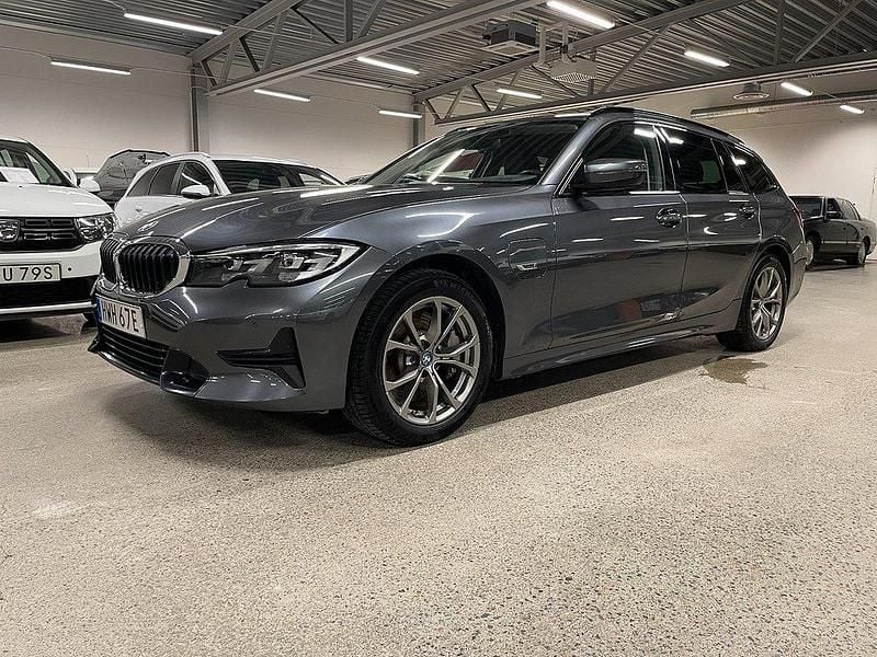 Grå Begagnad 2021 BMW 330e Sport Line Kombi | 279 000 kr (Lite dyr) - Bild 1/4