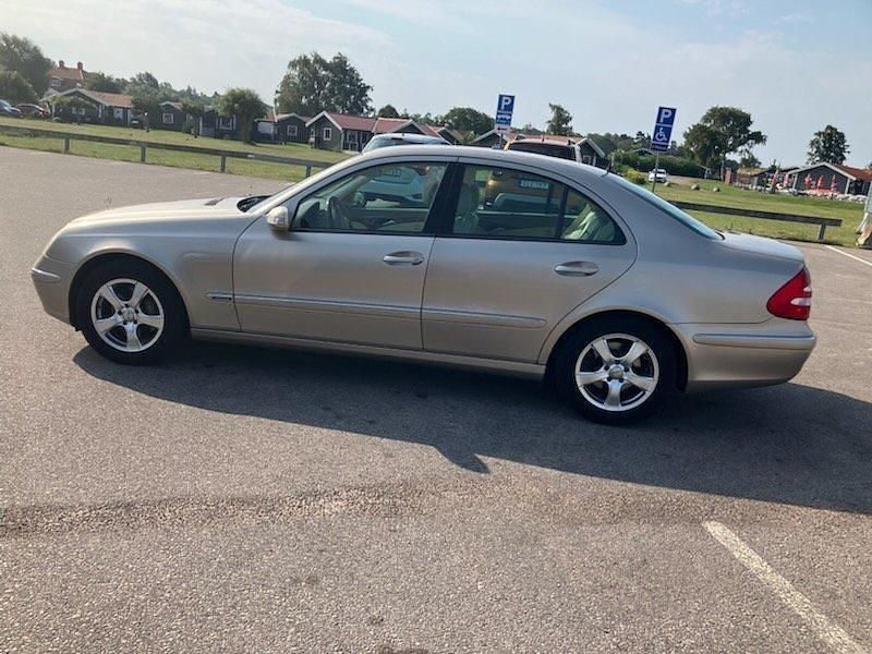Gul Begagnad 2002 Mercedes E320 Sedan | 89 000 kr - Bild 1/4