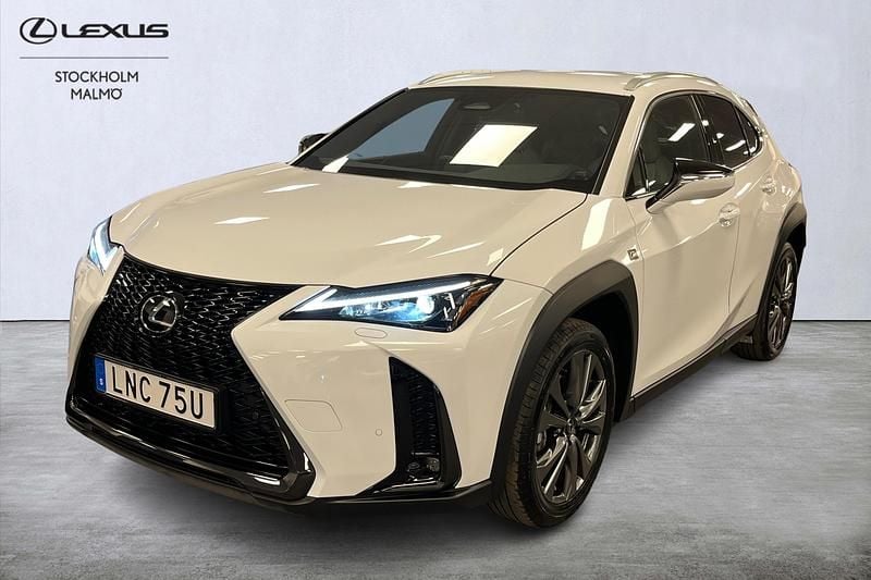 Vit Begagnad 2025 Lexus UX 300h Sport Design Packet SUV | 384 000 kr (Marknadspris) - Bild 1/4