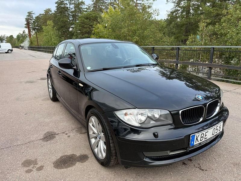 Svart Begagnad 2010 BMW 118 Advantage Halvkombi | 79 800 kr (Marknadspris) - Bild 1/4