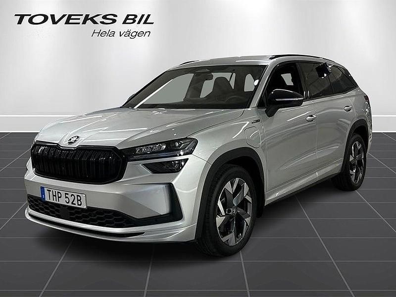 Brilliant silver metallic Begagnad 2025 Skoda Kodiaq SportLine SUV | 519 900 kr - Bild 1/4