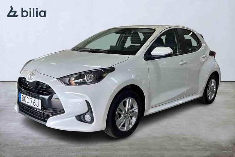 Vit Ny 2025 Toyota Yaris Hybrid Halvkombi | 259 900 kr - Bild 1/1