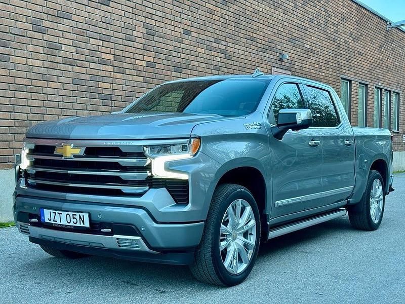 Grå Begagnad 2023 Chevrolet Silverado Pickup | 899 500 kr (Marknadspris) - Bild 1/4