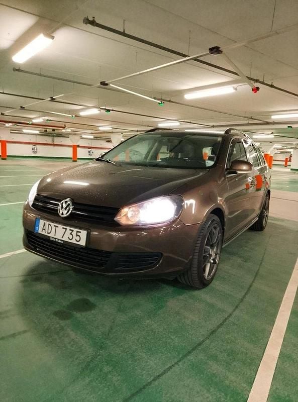 Brun Begagnad 2011 VW Golf Kombi | 51 500 kr (Marknadspris) - Bild 1/4