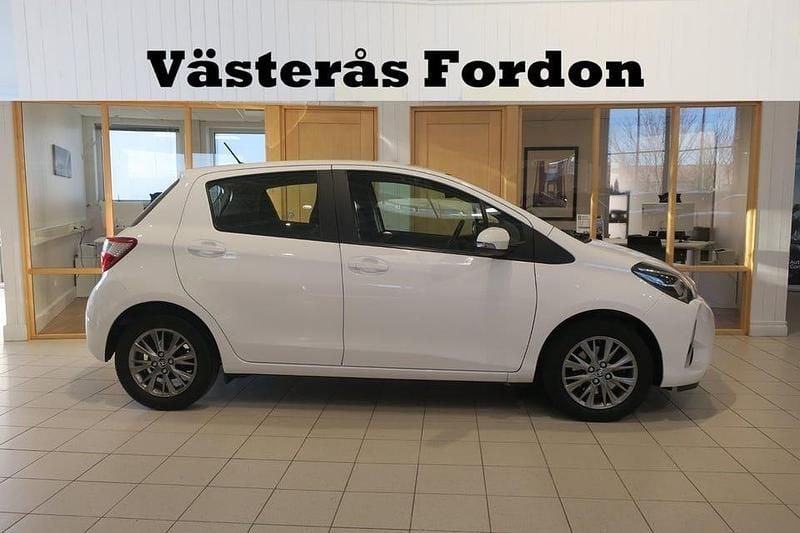 Vit Begagnad 2019 Toyota Yaris Active Halvkombi | 145 900 kr (Marknadspris) - Bild 1/4