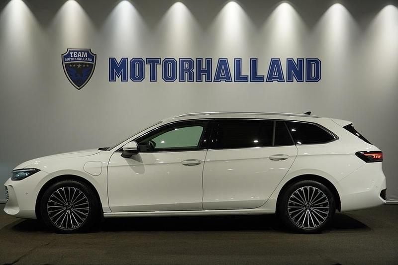 Vit Begagnad 2024 VW Passat Elegance Kombi | 489 900 kr (Lite dyr) - Bild 1/4