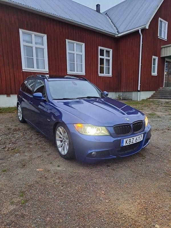 Begagnad 2010 BMW 330 Comfort Edition Kombi | 115 000 kr (Marknadspris) - Bild 1/4