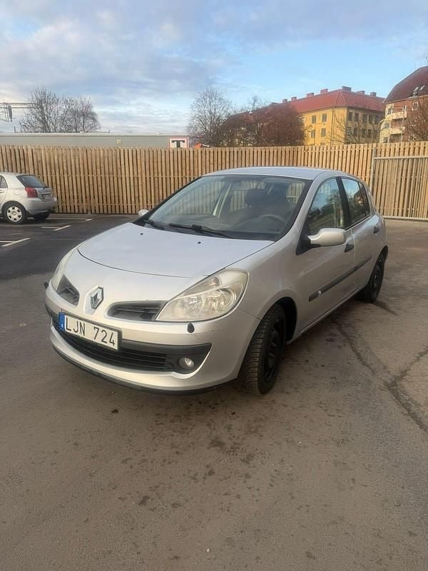 Begagnad Renault Clio R.S. 98 HK (72 kW) 2006 Halvkombi