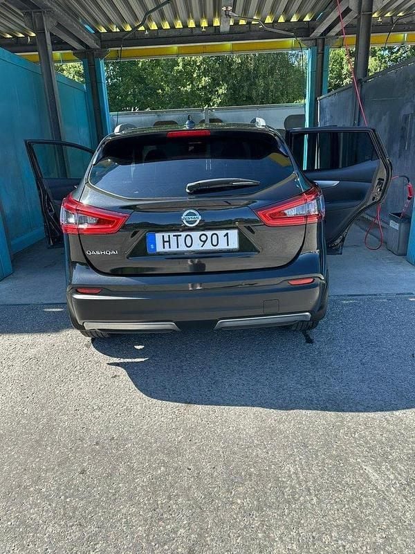 Svart Begagnad 2018 Nissan Qashqai SUV | 169 000 kr (Marknadspris) - Bild 1/4