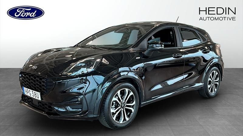 Svart (grey) Begagnad 2022 Ford Puma Gen-E ST-Line SUV | 219 900 kr (Marknadspris) - Bild 1/4