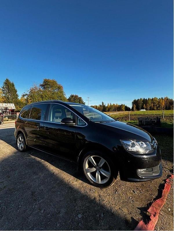 Svart Begagnad 2015 VW Sharan Minibuss | 110 000 kr (Bra pris) - Bild 1/4