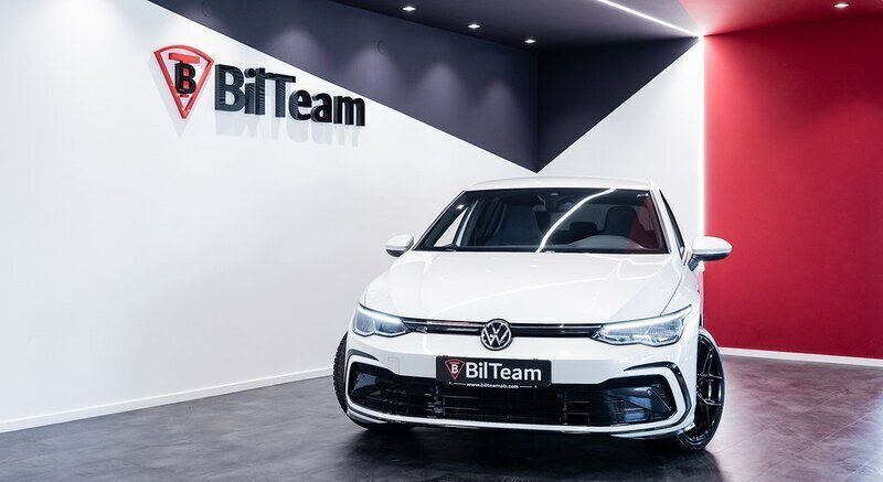 Vit Begagnad 2020 VW Golf VIII R-line Halvkombi | 369 900 kr - Bild 1/4