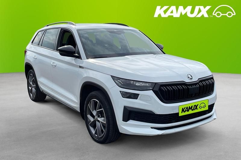 Vit Begagnad 2022 Skoda Kodiaq SportLine SUV | 339 800 kr (Marknadspris) - Bild 1/4