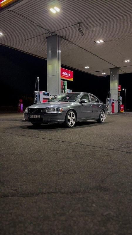 Grå Begagnad 2008 Volvo S60 Sedan | 30 000 kr (Lite dyr) - Bild 1/4