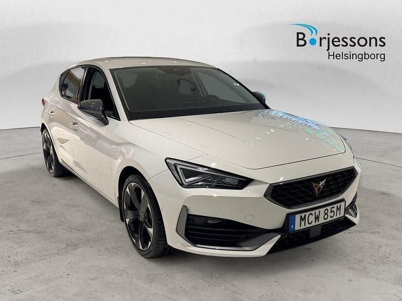 Vit Begagnad 2023 Cupra Leon Halvkombi | 259 900 kr (Marknadspris) - Bild 1/4
