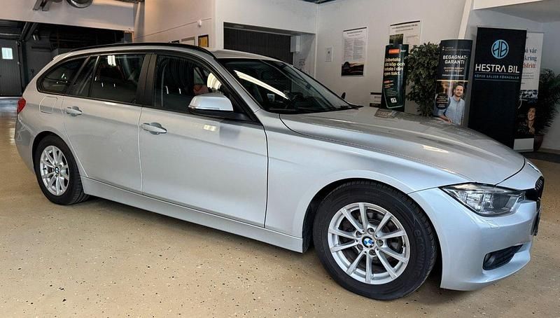 Silver Begagnad 2013 BMW 318 Kombi | 99 900 kr (Marknadspris) - Bild 1/4