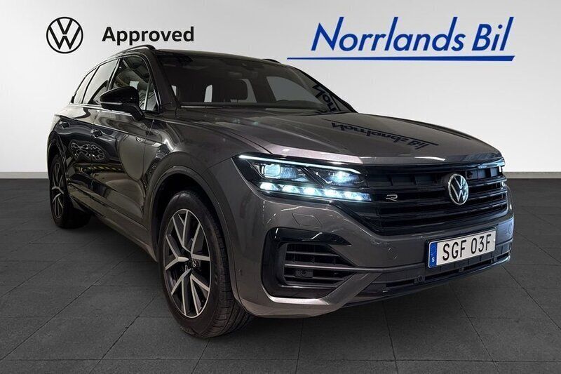 Grå (silizium grey metallic) Begagnad 2023 VW Touareg R SUV | 789 000 kr (Marknadspris) - Bild 1/4
