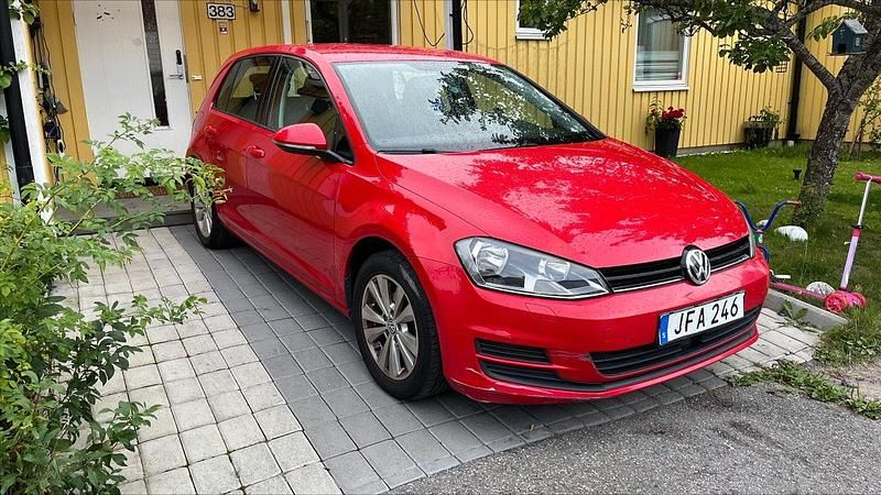 Röd Begagnad 2016 VW Golf VII Halvkombi | 115 000 kr (Bra pris) - Bild 1/4