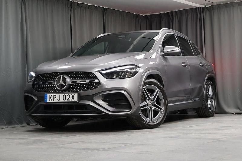 Mörkgrå Begagnad 2023 Mercedes GLA200 Advanced Plus SUV | 419 000 kr (Marknadspris) - Bild 1/4