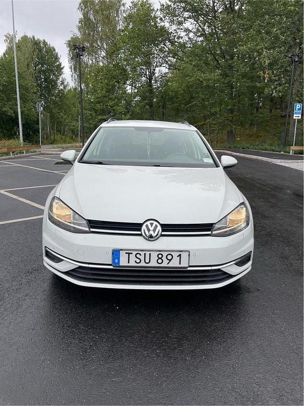 Vit Begagnad 2018 VW Golf VII Kombi | 175 000 kr (Marknadspris) - Bild 1/4