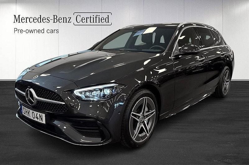 Grå Begagnad 2024 Mercedes C300e AMG Kombi | 519 000 kr (Marknadspris) - Bild 1/4