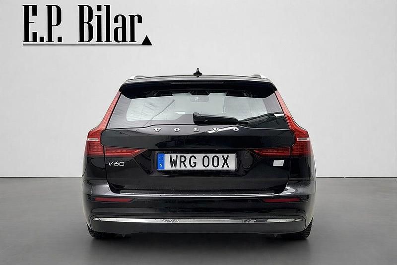Begagnad Volvo V60 Core 253 HK (186 kW) 2022 Svart Kombi