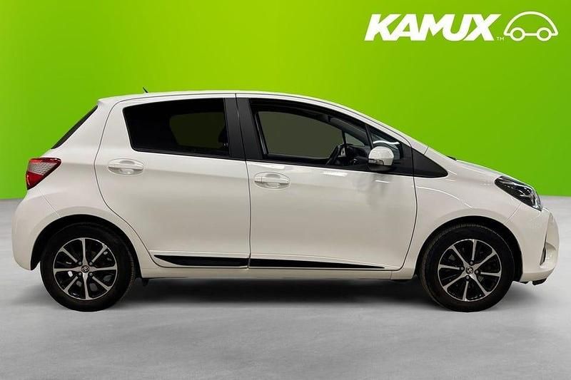 Begagnad Toyota Yaris Style 112 HK (82 kW) 2017 Vit Halvkombi