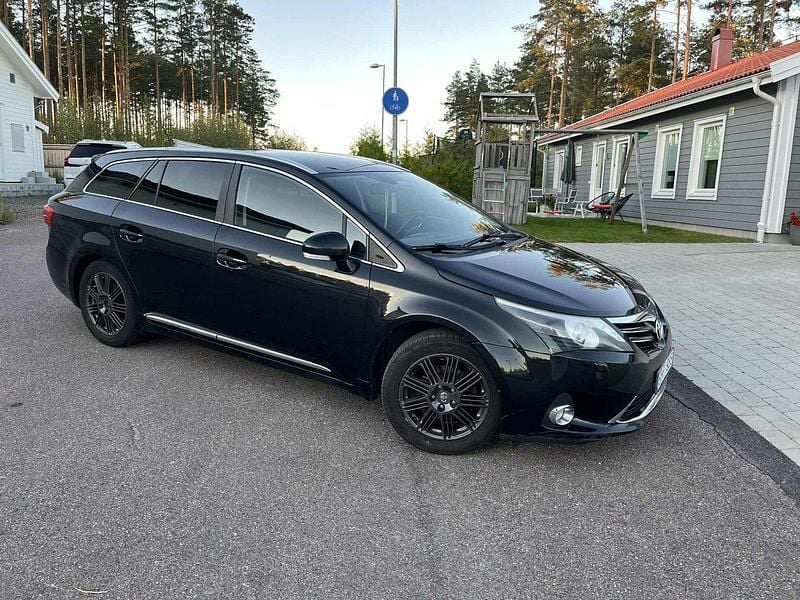 Svart Begagnad 2013 Toyota Avensis Executive Kombi | 79 000 kr (Marknadspris) - Bild 1/4