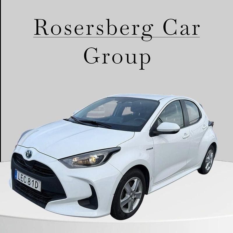 Vit Begagnad 2021 Toyota Yaris Hybrid Active Halvkombi | 169 900 kr (Marknadspris) - Bild 1/4