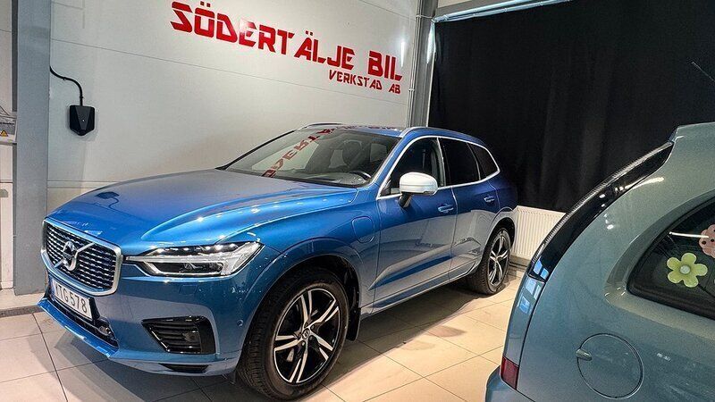 Blå Begagnad 2018 Volvo XC60 R-Design SUV | 379 900 kr (Dyr) - Bild 1/4