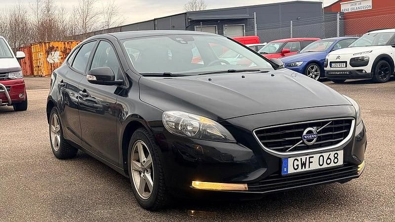 Begagnad Volvo V40 Kinetic 120 HK (88 kW) 2015 Svart Halvkombi