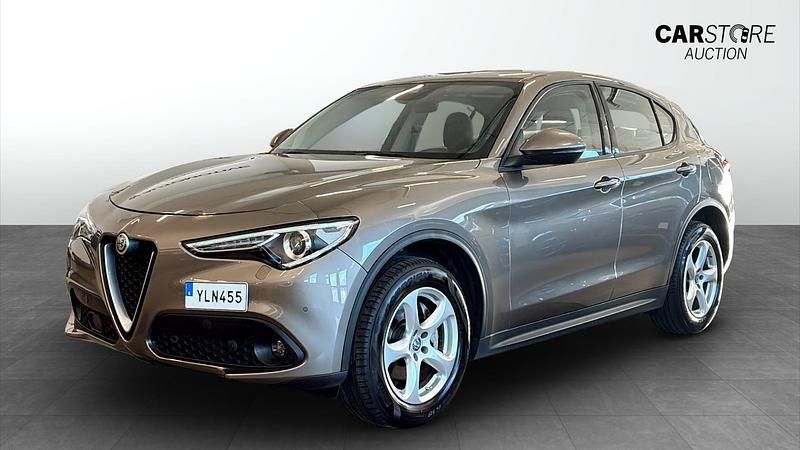 Grå (grey) Begagnad 2017 Alfa Romeo Stelvio SUV | 199 900 kr (Bra pris) - Bild 1/4