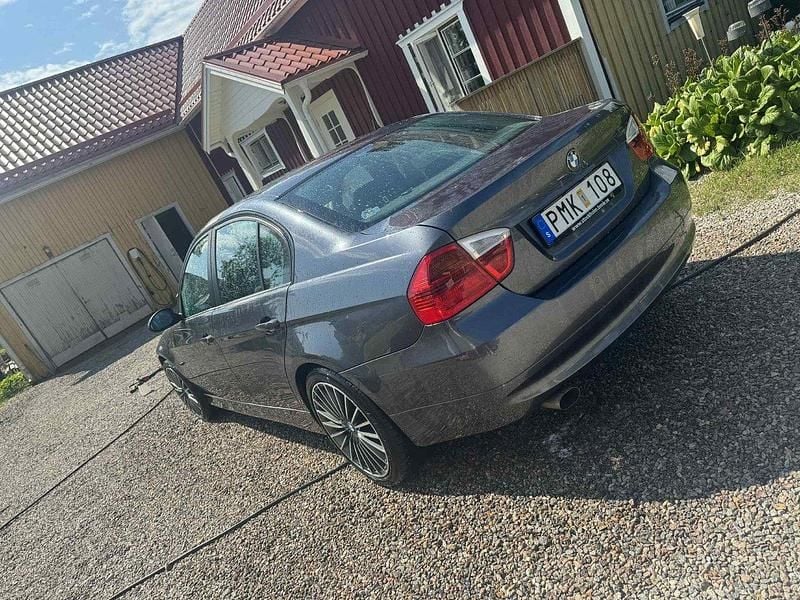 Grå Begagnad 2007 BMW 320 Sedan | 79 000 kr - Bild 1/4