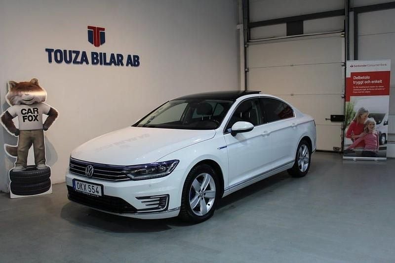 Vit Begagnad 2017 VW Passat GTE Sedan | 179 900 kr (Marknadspris) - Bild 1/4