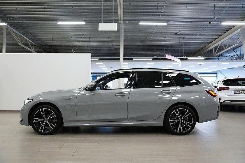 Begagnad BMW 330e M Sport 184 HK (135 kW) 2025 Grå Kombi