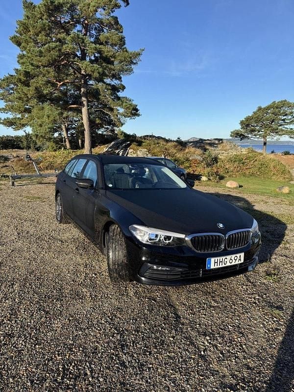 Svart Begagnad 2020 BMW 520 Sport Line Kombi | 260 000 kr (Superpris) - Bild 1/1