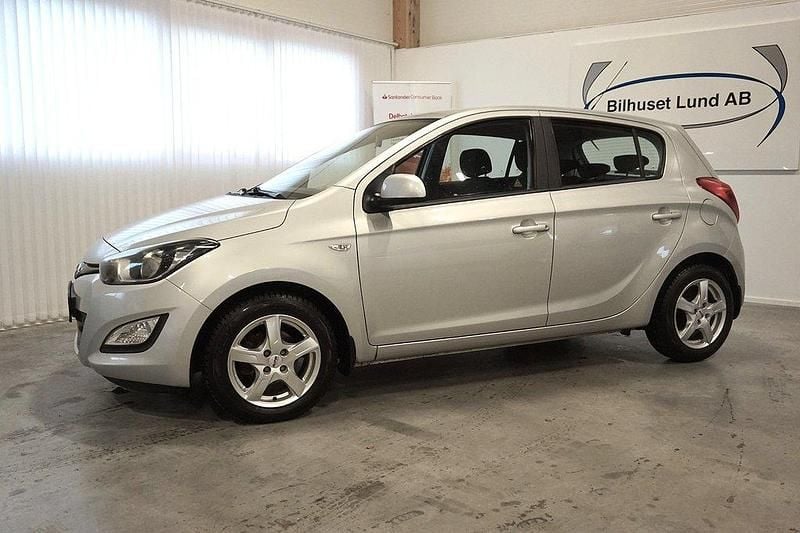 Silver Begagnad 2013 Hyundai i20 Select Halvkombi | 69 000 kr (Lite dyr) - Bild 1/4