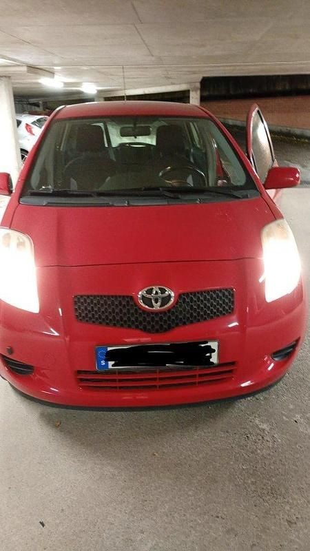 Röd Begagnad 2006 Toyota Yaris Halvkombi | 50 000 kr (Marknadspris) - Bild 1/4