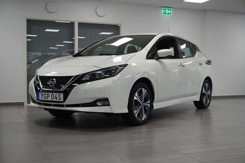 Vit Begagnad 2021 Nissan Leaf Acenta Halvkombi | 199 900 kr (Marknadspris) - Bild 1/4
