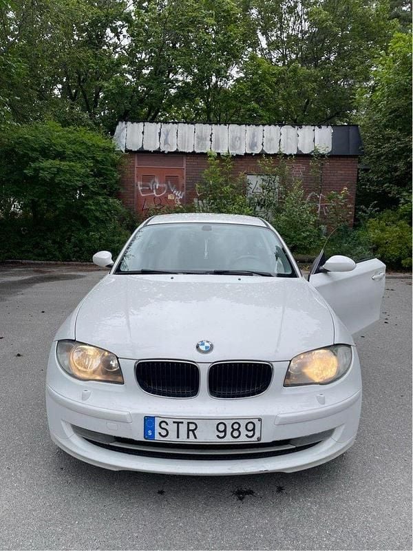 Vit Begagnad 2008 BMW 118 Advantage Halvkombi | 44 599 kr (Marknadspris) - Bild 1/4