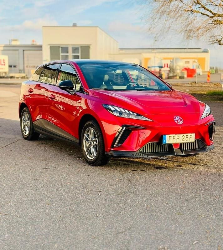 Begagnad 2023 MG MG4 EV Halvkombi | 259 900 kr (Bra pris) - Bild 1/3