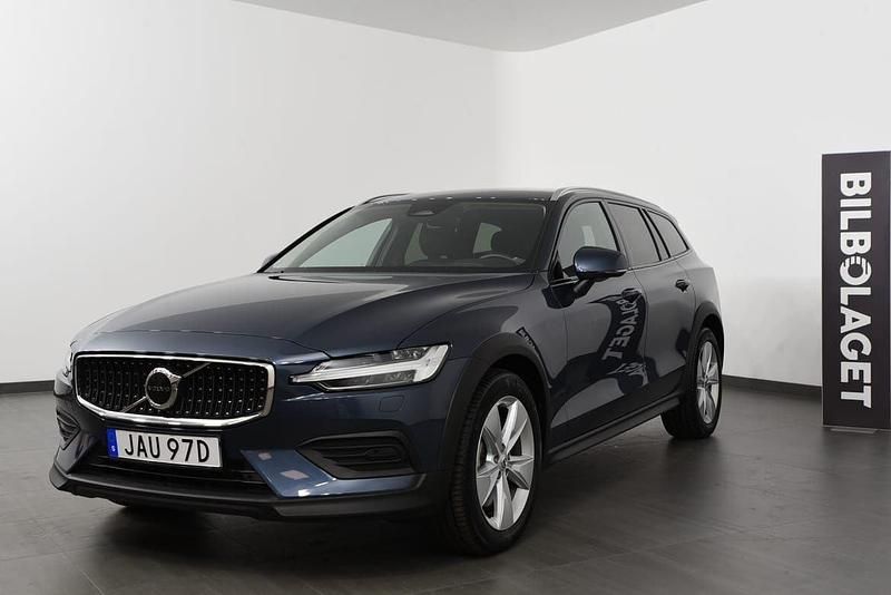Mörkblå (blå) Begagnad 2024 Volvo V60 CC Core Kombi | 415 800 kr (Marknadspris) - Bild 1/4