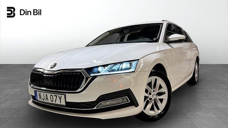 Candy white Begagnad 2023 Skoda Octavia Style Kombi | 324 900 kr (Marknadspris) - Bild 1/4