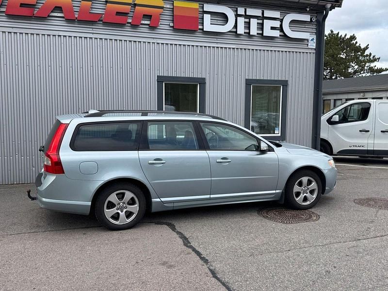 Ljusblå Begagnad 2007 Volvo V70 Momentum Kombi | 49 900 kr (Marknadspris) - Bild 1/4