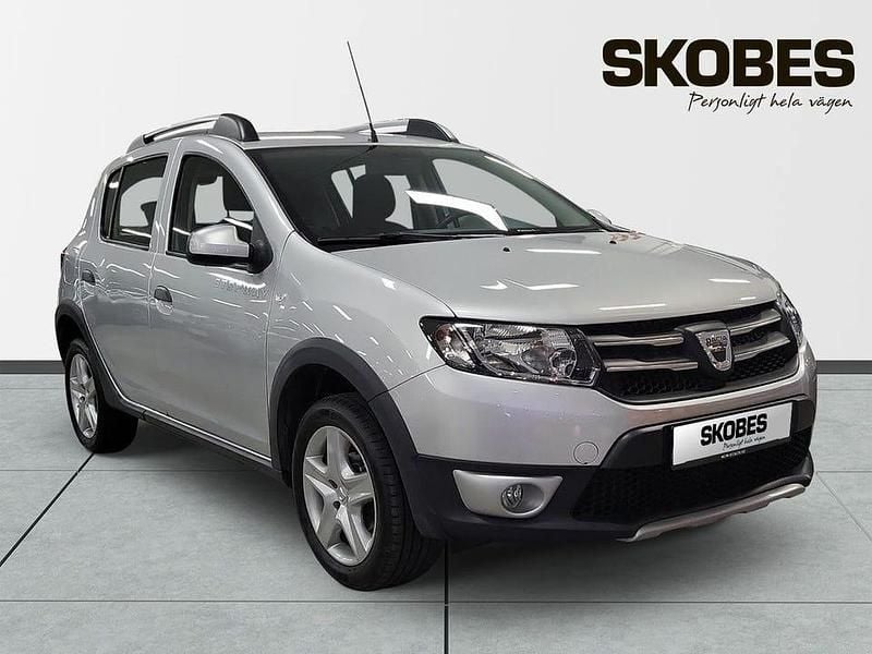 Silver Begagnad 2016 Dacia Sandero Prestige SUV | 74 500 kr (Bra pris) - Bild 1/4