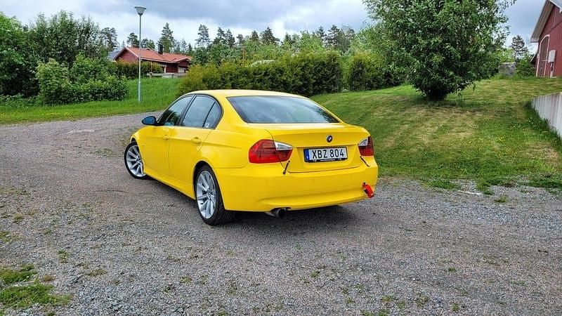 Begagnad BMW 325 218 HK (160 kW) 2006 Folierad gul Sedan